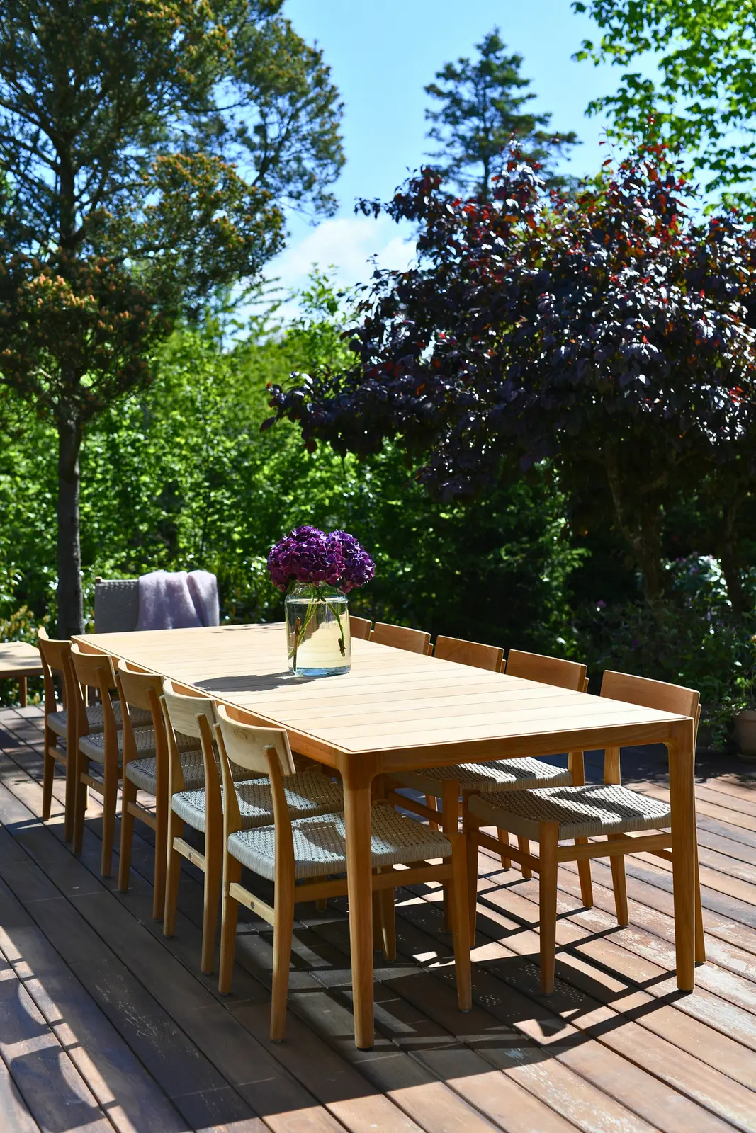 Gath dining table og Kera dining chairs i haven