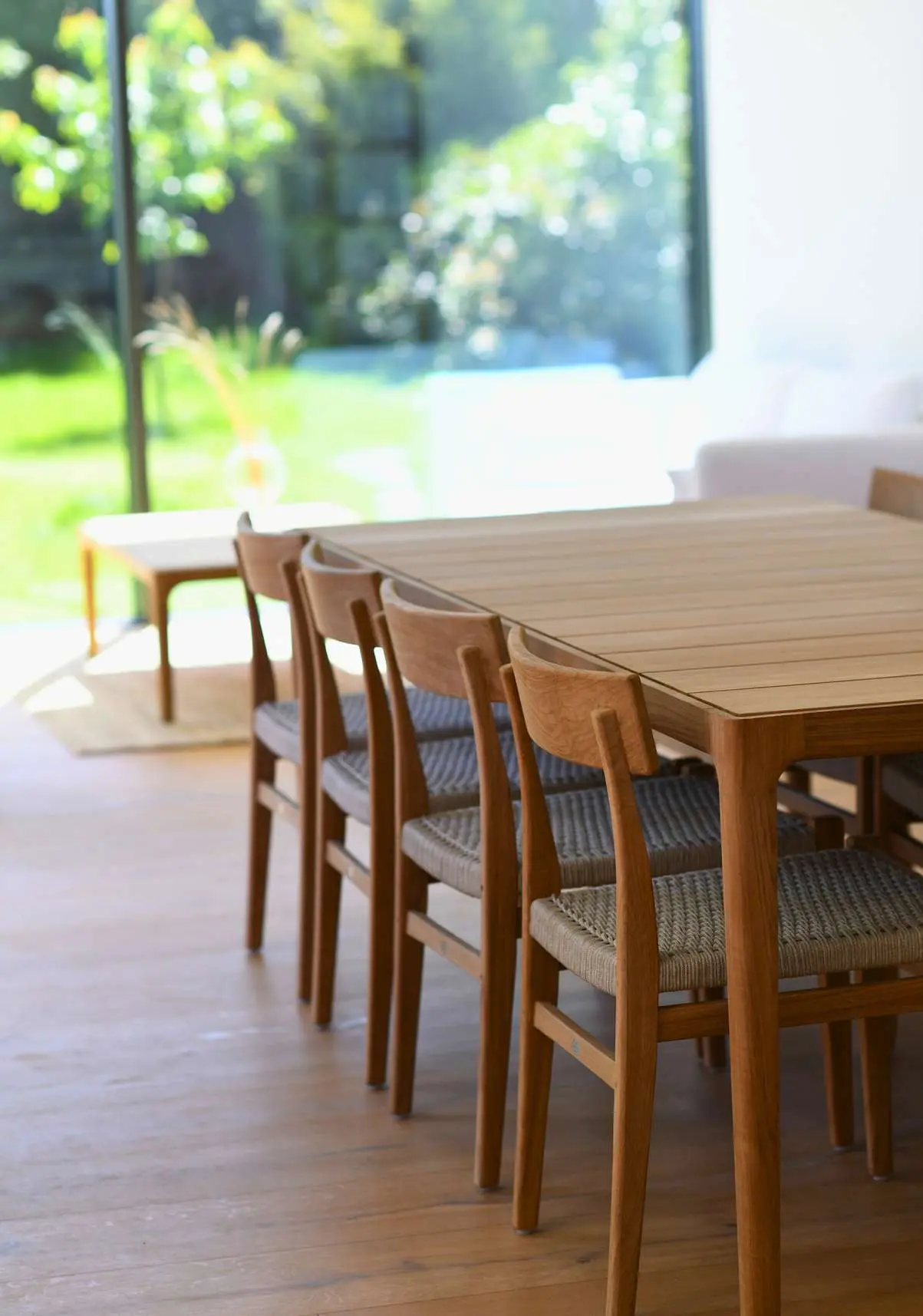 Gath dining table med Kera dining chairs i et lyst interiør