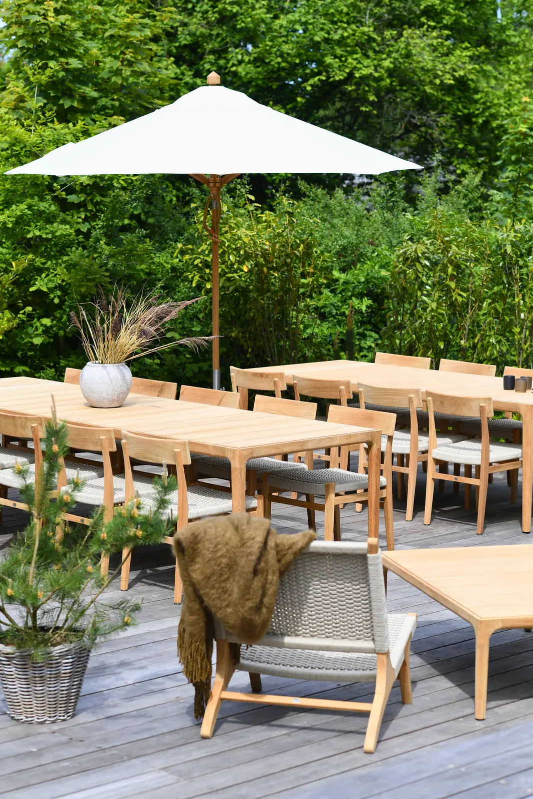 Still parasol over Gath dining table og Kera dining chairs