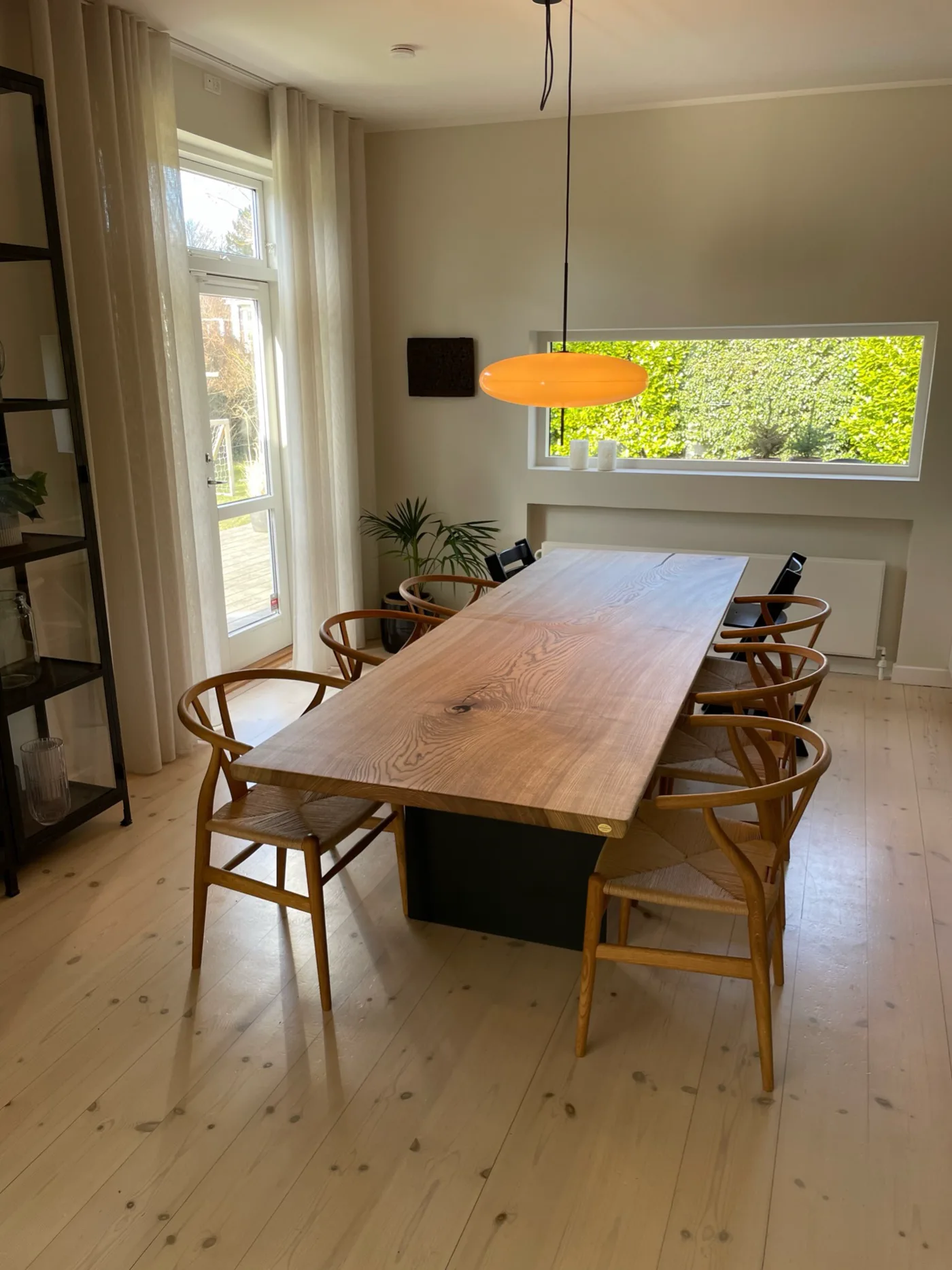 Håndlavet plankebord i et lyst hjem med klassiske træstole
